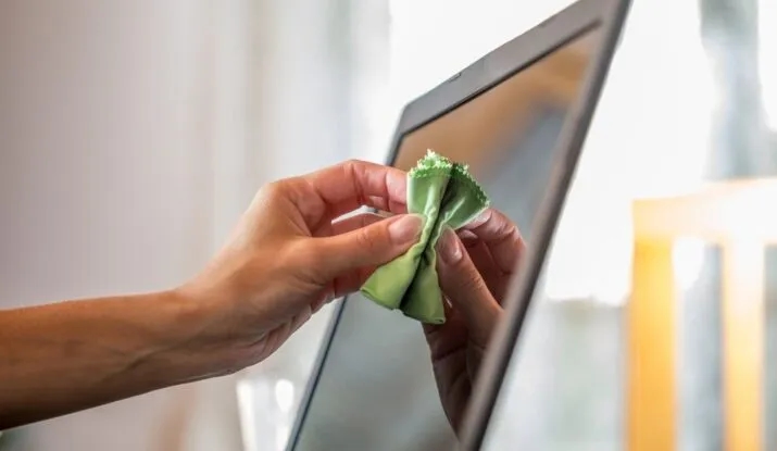 Czym wyczyścić monitor, aby uniknąć zarysowań i uszkodzeń?